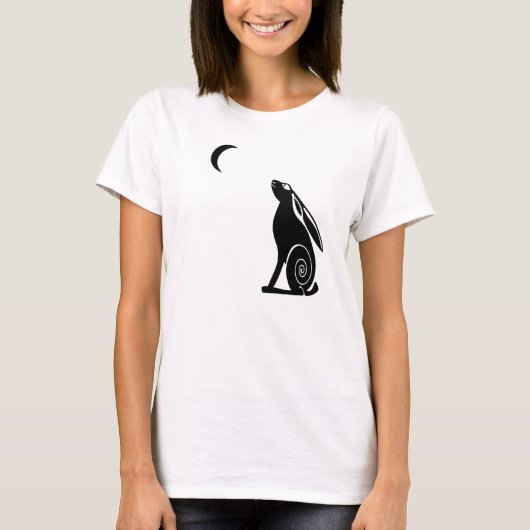 Mond, der Hase-Damen-helles T-Shirt anstarrt (Vorderseite)