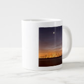 Mond, der über San Francisco an dunstigem Dezember Jumbo-Tasse (Vorderseite Rechts)