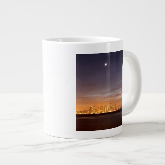 Mond, der über San Francisco an dunstigem Dezember Jumbo-Tasse (Vorderseite Rechts)