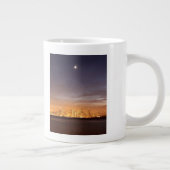 Mond, der über San Francisco an dunstigem Dezember Jumbo-Tasse (Rechts)