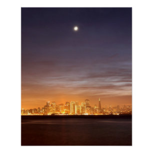 Mond, der über San Francisco an dunstigem Dezember Poster