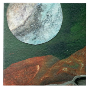 Mond des Eises Sci-FI in der niedrigen Bahn um Fliese