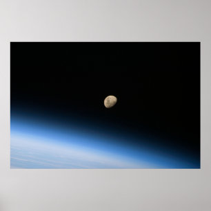 Mond im konvexen Stadium von der Umlaufbahn aus Poster