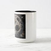 Mond mit Asteroidenkratern Zweifarbige Tasse (Mittel)