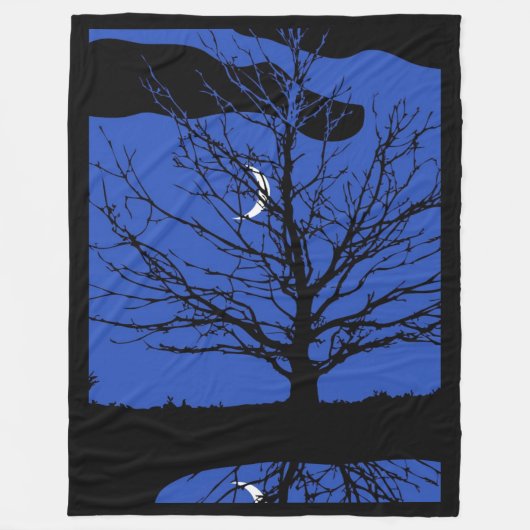 Mond mit Baum, Kobalt Blau, Schwarz und Weiß Fleecedecke (Vorderseite)