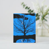 Mond mit Baum, Kobalt Blau, Schwarz und Weiß Postkarte (Stehend Vorderseite)