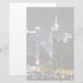 Mond steigt über Stadtmitte New York. Briefpapier (Vorne/Hinten)