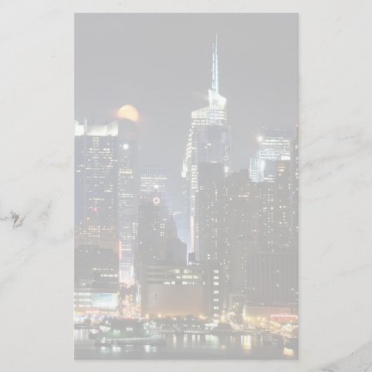Mond steigt über Stadtmitte New York. Briefpapier (Vorderseite)