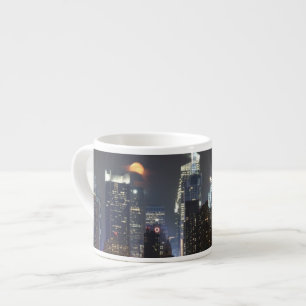 Mond steigt über Stadtmitte New York. Espressotasse