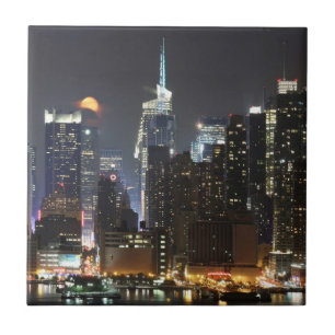 Mond steigt über Stadtmitte New York. Fliese