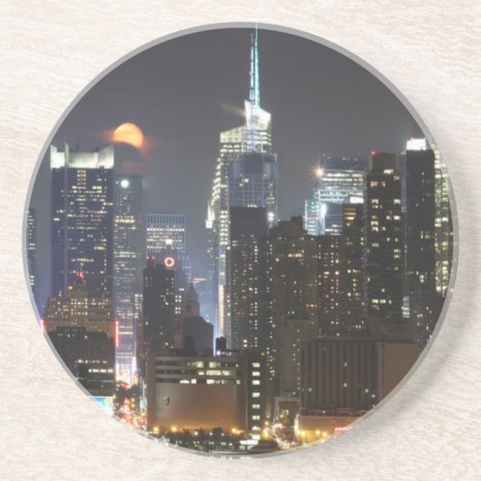 Mond steigt über Stadtmitte New York. Getränkeuntersetzer (Vorne)