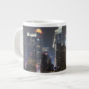 Mond steigt über Stadtmitte New York. Jumbo-Tasse