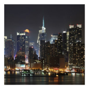 Mond steigt über Stadtmitte New York. Poster