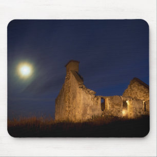 Mond über Cottage-Ruinen   County Galway, Irland Mousepad
