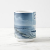 Mond über ruhiger See Kaffeetasse (Mittel)