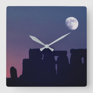 Mond über Stonehenge   Wiltshire, England Quadratische Wanduhr