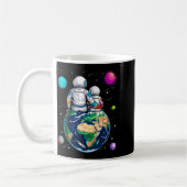Mond und Astronaut Vater Ba Kaffeetasse (Links)