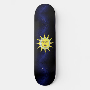 Mond- und Sonnenkonjunktion auf navyblauer Galaxie Skateboard