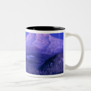 Mondaufgang über dem Mt Hood Winter, Oregon Zweifarbige Tasse