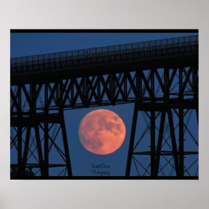 Mondaufstieg unter der Walkway Bridge Poster