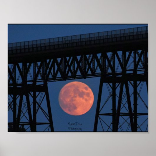 Mondaufstieg unter der Walkway Bridge Poster (Vorne)