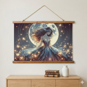 Mondbeschienene Schmetterlingsverzauberin Fantasy Wandteppich Mit Holzrahmen
