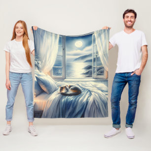 Mondbeschienenes Küsten-Schlafzimmer mit schlafend Fleecedecke