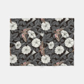 Mondblumen und Sphinx 2 Fleecedecke (Vorderseite (Horizontal))