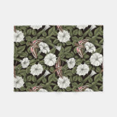 Mondblumen und Sphinxmotten Fleecedecke (Vorderseite (Horizontal))