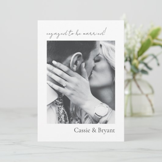 Mondern Script Elegant Minimal Wedding Verlobung Ankündigung (Stehend Vorderseite)