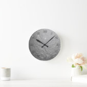 Mondfläche im Weltraum mit klaren Zahlen Runde Wanduhr (Zuhause)