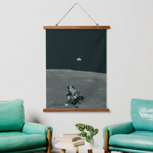 Mondlandefähre Apollo und Earthrise über dem Mond Wandteppich Mit Holzrahmen