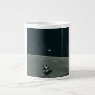 Mondlandefähre Apollo und Erdaufgang über dem Mond Jumbo-Tasse