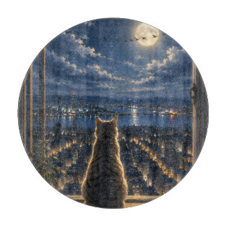 Mondlicht-Katze, die durch das Fenster auf die näc Schneidebrett