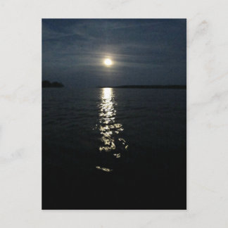 Mondreflektion über Wasser. Postkarte