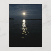 Mondreflektion über Wasser. Postkarte (Vorderseite)