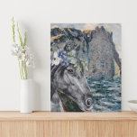 Monet Cliff of Aval & Black Horse Künstlicher Leinwanddruck<br><div class="desc">Ein wunderschönes und einzigartiges Kunstwerk,  das Monet's Cliff of Aval,  Etretat als Hintergrund für ein schwarzes Pferd in Aquarellfarbe mit Blumenkronenporträt überlagert.</div>