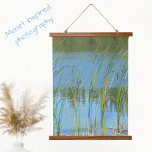 Monet inspiriert Cattail Reds auf der Wasserkante Wandteppich Mit Holzrahmen<br><div class="desc">Dieser von Monet Inspirierte,  mit Holz überzogene Wandteppich wurde mit den Reflektionen von Gattungen am Ufer des Wassers geschaffen. Die Fotografie von Blau und Grün der Natur in einer Wasserlandschaft verleiht dieser Wandkunst eine natürliche und frische Anziehungskraft. Dieses Bild ist die Originalfotografie von JLW_FOTOGRAFIE.</div>