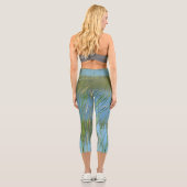 Monet inspiriert Lake Cattails Blau und Grün Capri Leggings (Rückseite)