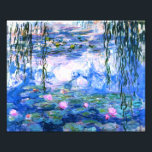 Monet Pink Water Lilies Fotodruck<br><div class="desc">Foto Print mit wunderschönen rosa Seerosen,  die in einem ruhigen blauen Teich mit Lilienpolstern schwimmen. Ein großartiges Monet-Geschenk für die Liebhaber von Impressionismus und französischer Kunst.</div>