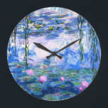 Monet Pink Water Lilies Große Wanduhr<br><div class="desc">Eine Monet-rosa-Wasserlililie Acrylwand mit schönen rosa Seerosen,  die in einem ruhigen,  blauen Teich mit Lilienpolstern schwimmen. Ein großartiges Monet-Geschenk für die Liebhaber von Impressionismus und französischer Kunst.</div>