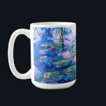 Monet Pink Water Lilies Kaffeetasse<br><div class="desc">Eine Monet-Rosa-Wasserlililie ist eine klassische Tasse,  15oz.,  mit wunderschönen rosa Seerosen,  die in einem ruhigen,  blauen Teich mit Lilienblättern schwimmen. Ein großartiges Monet-Geschenk für die Liebhaber von Impressionismus und französischer Kunst.</div>