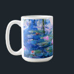 Monet Pink Water Lilies Kaffeetasse<br><div class="desc">Eine Monet-Rosa-Wasserlililie ist eine klassische Tasse,  15oz.,  mit wunderschönen rosa Seerosen,  die in einem ruhigen,  blauen Teich mit Lilienblättern schwimmen. Ein großartiges Monet-Geschenk für die Liebhaber von Impressionismus und französischer Kunst.</div>