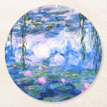 Monet Pink Water Lilies  Runder Pappuntersetzer<br><div class="desc">Ein rosa Monet-Untersetzer mit Seerosen und wunderschönen rosa Seerosen,  die in einem ruhigen,  blauen Teich mit Lilienblättern schwimmen. Ein großartiges Monet-Geschenk für die Liebhaber von Impressionismus und französischer Kunst.</div>