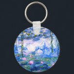 Monet Pink Water Lilies Schlüsselanhänger<br><div class="desc">Ein rosa Monet-Schlüsselanhänger mit rosafarbenen Seerosen,  die in einem ruhigen,  blauen Teich mit Lilienblättern schwimmen. Ein großartiges Monet-Geschenk für die Liebhaber von Impressionismus und französischer Kunst.</div>