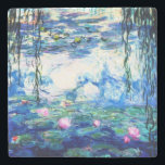 Monet Pink Water Lilies Stone Untersetzer<br><div class="desc">Ein rosafarbener Untersetzer aus Stein, der in einem ruhigen, blauen Teich mit Lilienblättern schwebende, rosafarbene Seerosen beherbergt. Ein großartiges Monet-Geschenk für die Liebhaber von Impressionismus und französischer Kunst.</div>