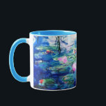 Monet Pink Water Lilies  Tasse<br><div class="desc">Eine Monet-Rosa-Tasse mit wunderschönen rosa Seerosen,  die in einem ruhigen,  blauen Teich mit Lilienblättern schwimmen. Ein großartiges Monet-Geschenk für die Liebhaber von Impressionismus und französischer Kunst.</div>
