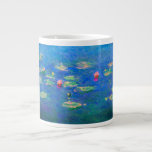 Monet Water Lilies 1906 Jumbo-Tasse<br><div class="desc">Tasse mit Claude Monets Ölgemälde Water Lilies (1906). Ein ruhiges Stillleben des Zusammenspiels von Licht und Reflexion auf schönen Seerosen in einem Teich. Ein großartiges Geschenk für Fans von Impressionismus und französischer Kunst.</div>