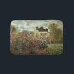 Monet's Garden in Argenteuil von Claude Monet Badematte<br><div class="desc">Der Artist's Garden in Argenteuil (Eine Ecke des Gartens mit Dahlias) (1873) von Claude Monet ist ein Vintager Impressionismus feiner Kunst Blumenmalerei. Ein Landhaus liegt im Hintergrund. Ein Paar in der Liebe geht vorbei an einem romantischen Frühlingsgarten mit blühenden Rose und anderen Blume. Über den Künstler: Claude Monet (1840-1926) war...</div>