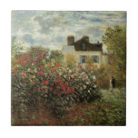 Monet's Garden in Argenteuil von Claude Monet Fliese<br><div class="desc">Der Artist's Garden in Argenteuil (Eine Ecke des Gartens mit Dahlias) (1873) von Claude Monet ist ein Vintager Impressionismus feiner Kunst Blumenmalerei. Ein Landhaus liegt im Hintergrund. Ein Paar in der Liebe geht vorbei an einem romantischen Frühlingsgarten mit blühenden Rose und anderen Blume. Über den Künstler: Claude Monet (1840-1926) war...</div>